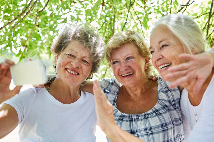  „Im Alter sind wir am glücklichsten“Was wir tun können, damit es uns gut geht? Einfach älter werden, sagt Glücksexperte Tobias Esch im „Senioren Ratgeber“